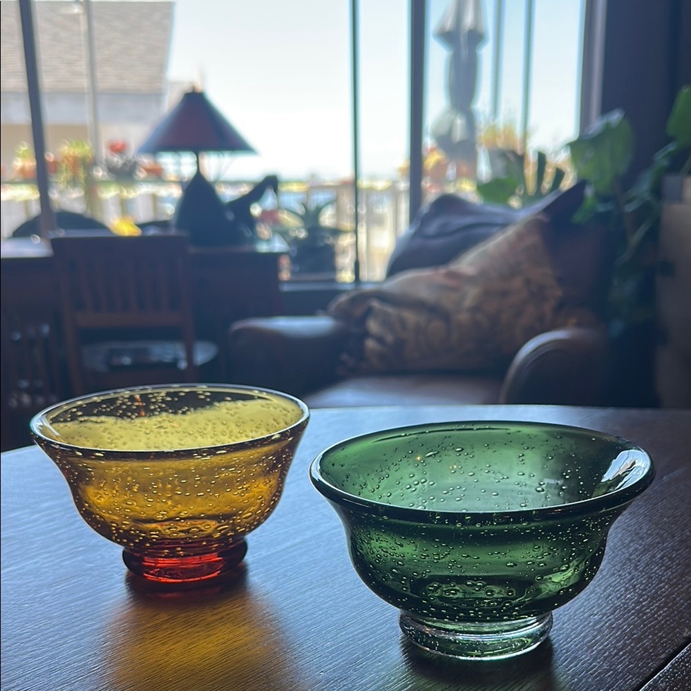 2 hand blown glass bowls w visible bubbles inside the walls. Unique handmade EUC